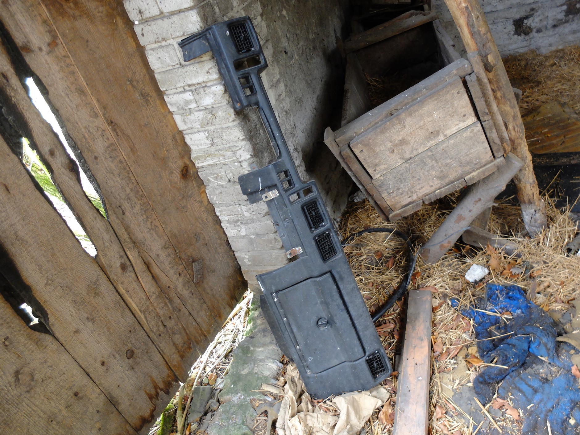 Zobacz, co zostaje z samochodów, które wpadły w ręce przestępców. Szokujące zdjęcia z lasów powiatu wołomińskiego!