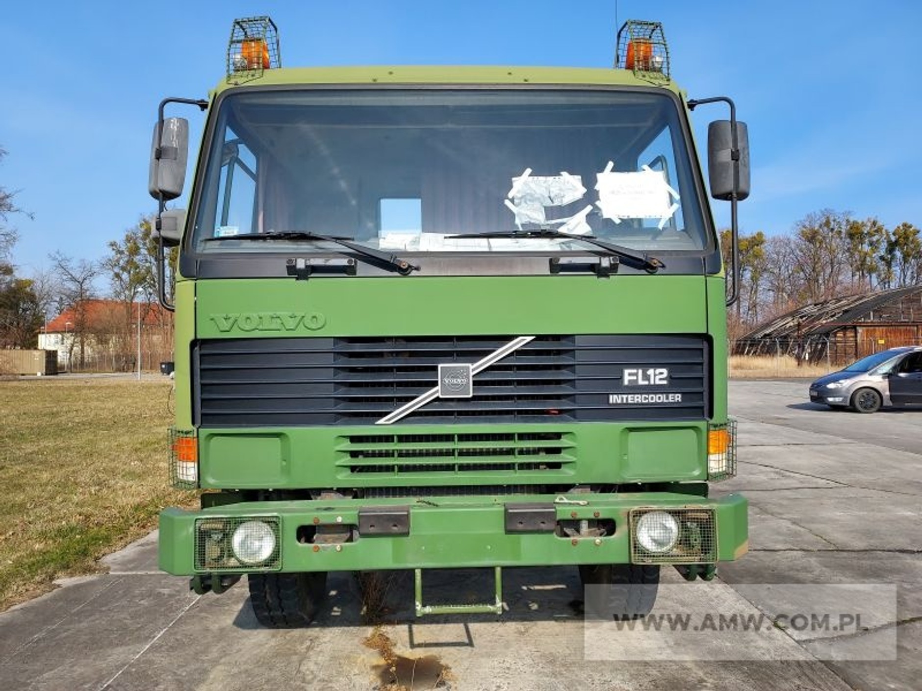 Wojskowe Volvo FL12 z naczepą Lohr