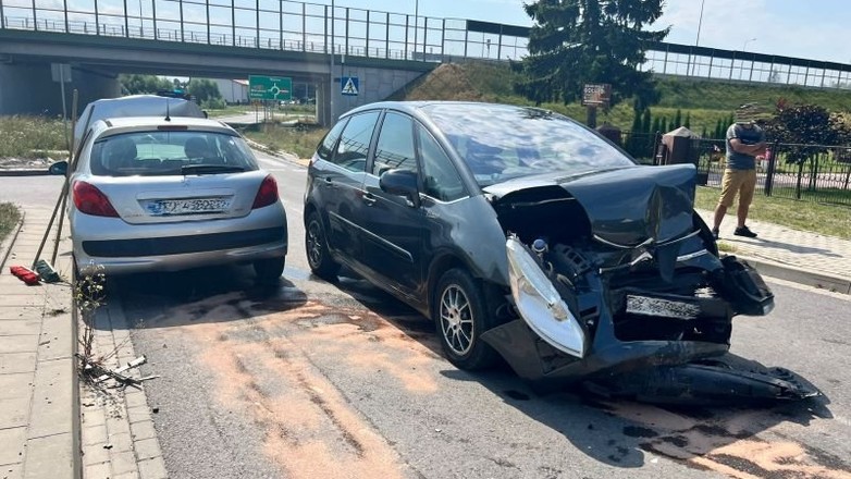 Kierująca Peugeotem specjalnie spowodowała kolizję drogową