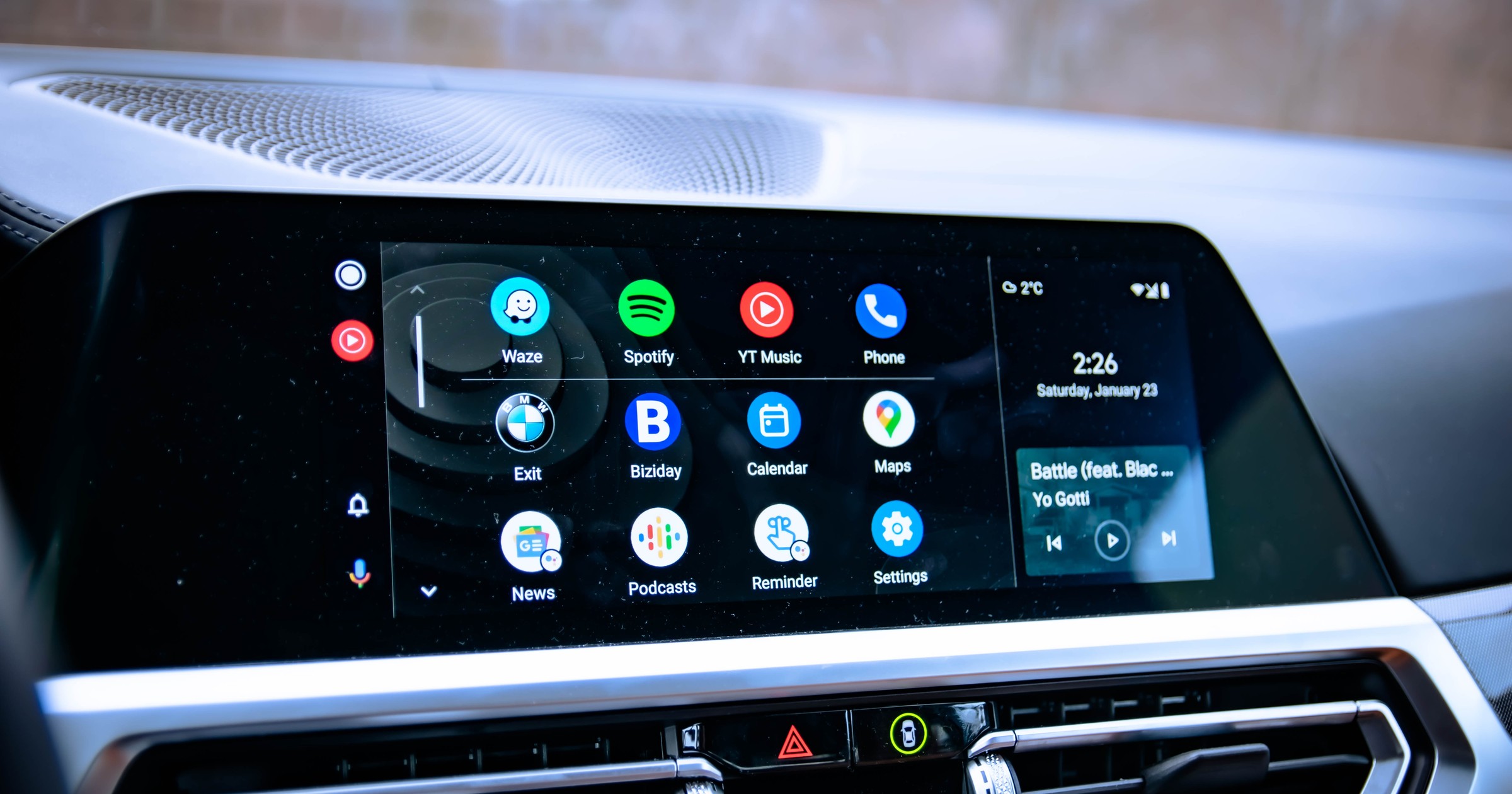 Android Auto dostał YouTube'a, ale nie ma najważniejszej funkcji tej aplikacji