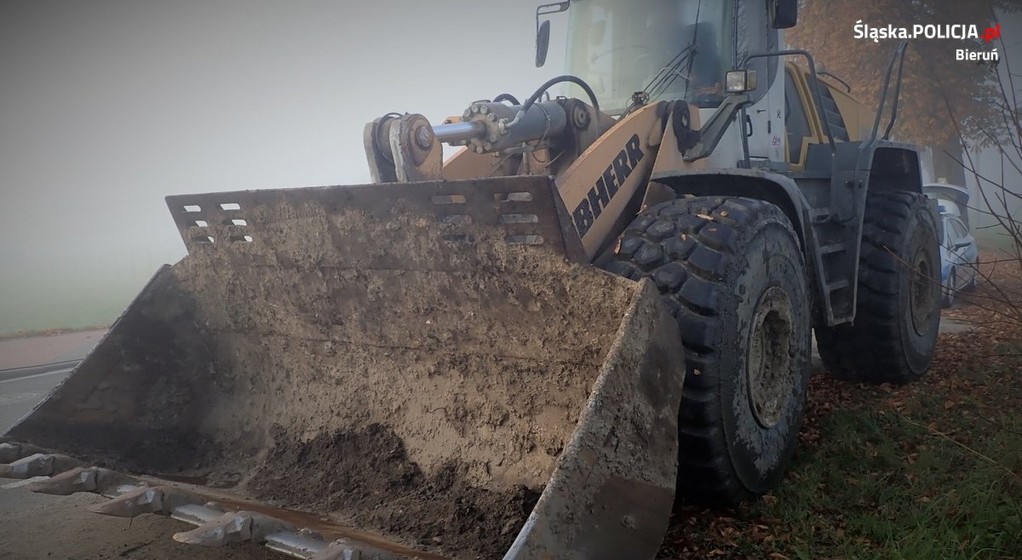 Ładowarką złamał całą masę przepisów drogowych