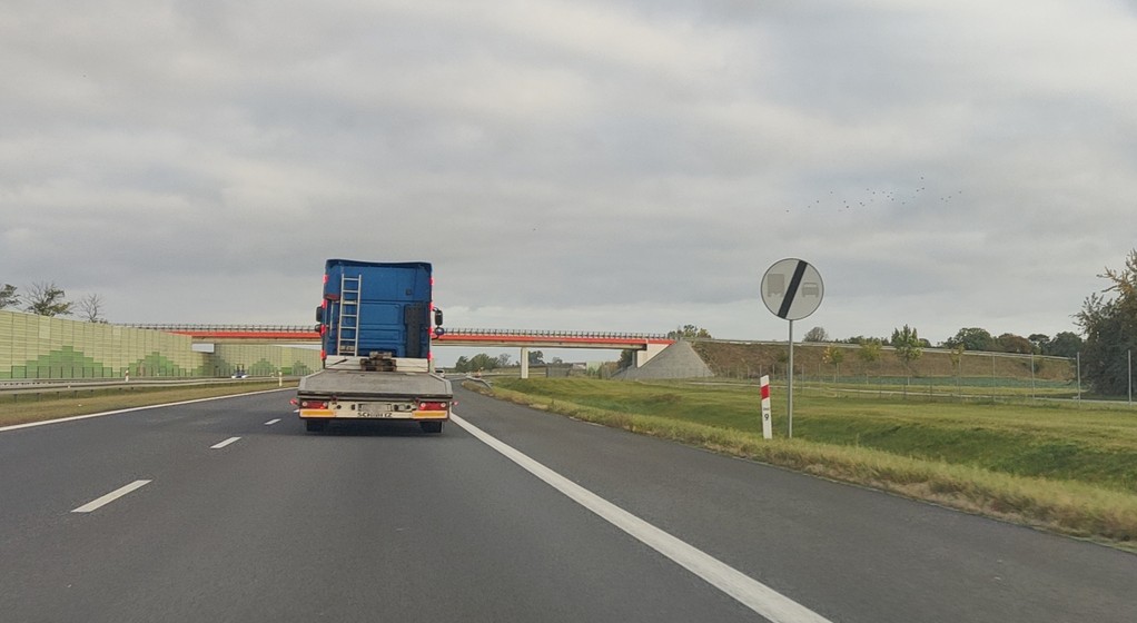 Autostrada A1. Znak kończący zakaz wyprzedzania się ciężarówek w dniu 15 października 2023 r.