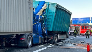 Kierowca został uwięziony w zniszczonej kabinie. Uwolnienie go zajęło 90 minut