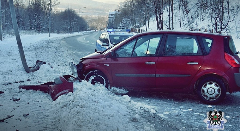 Rozbite w Wałbrzychu Renault Scenic pochodzące z kradzieży