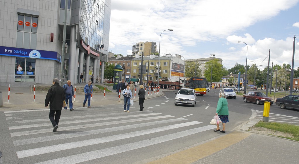 Przejście dla pieszych na ruchliwym skrzyżowaniu