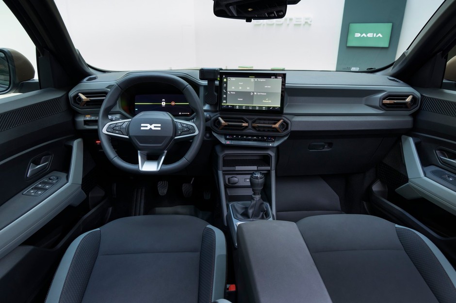 Dacia Bigster: na żywo wnętrze wygląda lepiej niż w Joggerze, na zdjęciach różnice aż tak bardzo nie rzucają się w oczy.  