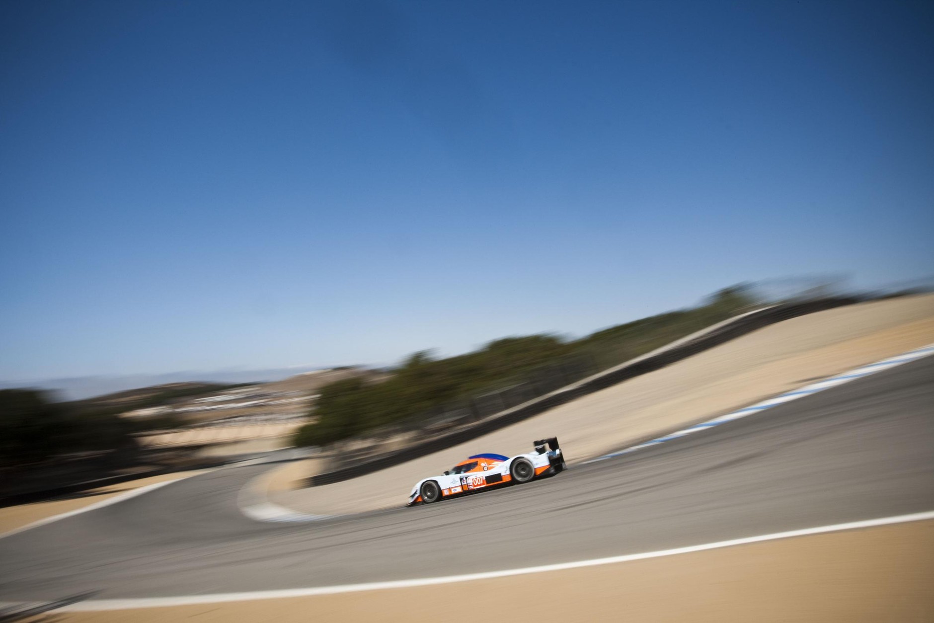 Aston Martin na torze Laguna Seca