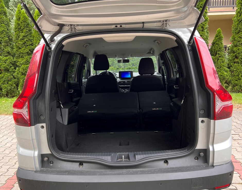 Próg bagażnika Dacii Jogger biegnie nisko.
