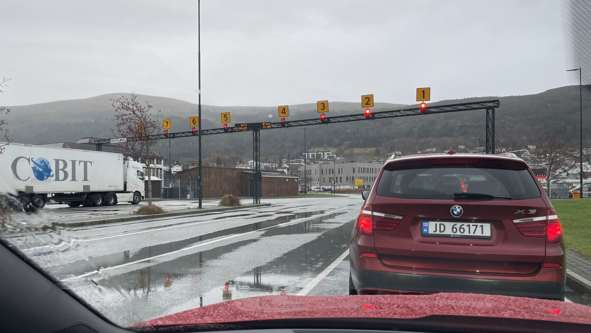 Oczekiwanie na wjazd na prom