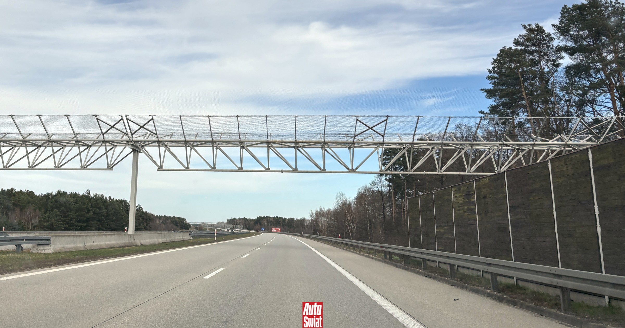 Nietypowe bramownice nad niektórymi drogami. Po co je zamontowano?