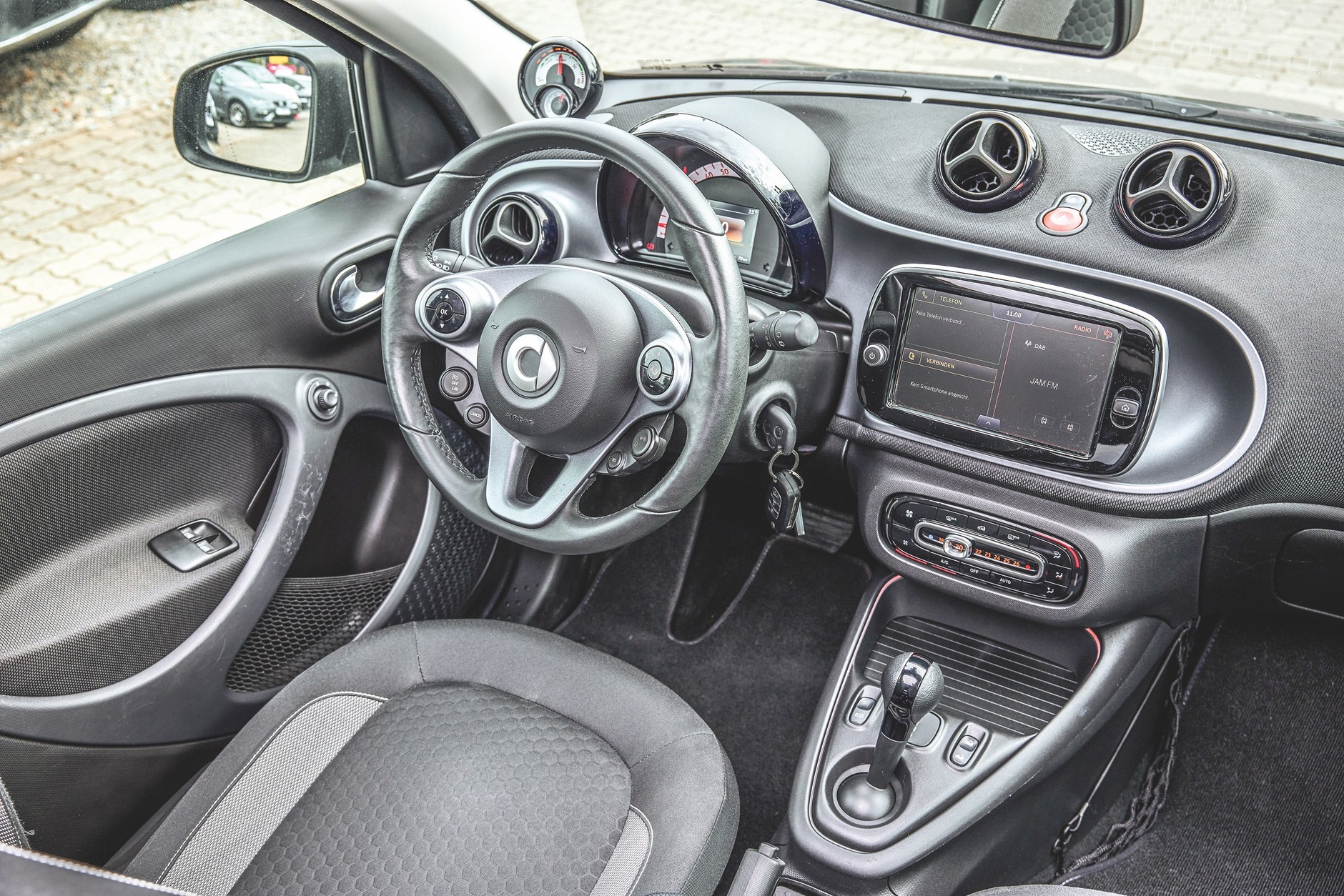 Wymyślne wnętrze elektrycznego Smarta. Zasięg skromny, więc długo w nim nie posiedzicie.