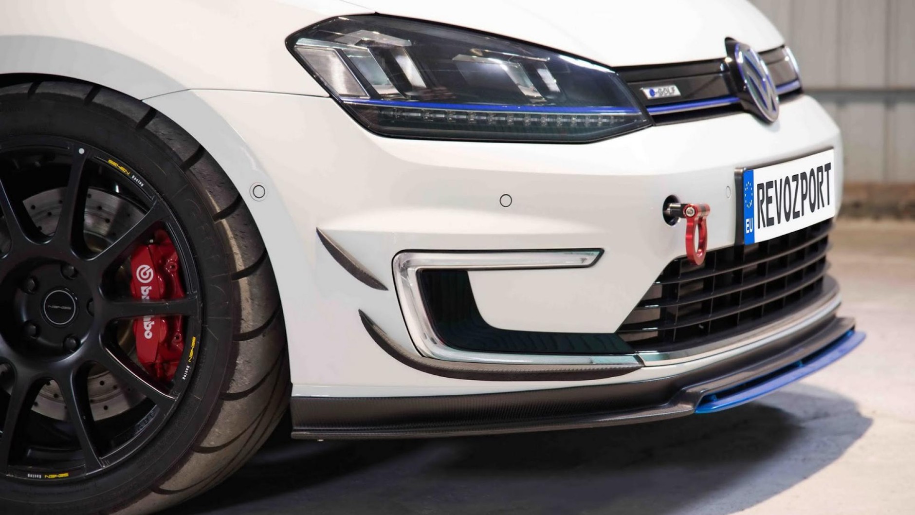 Wyścigowy Volkswagen Golf na prąd