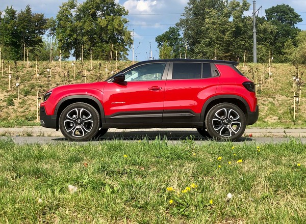 Jeep Avenger to nowy SUV "made in Poland". W dodatku nie musi być elektryczny