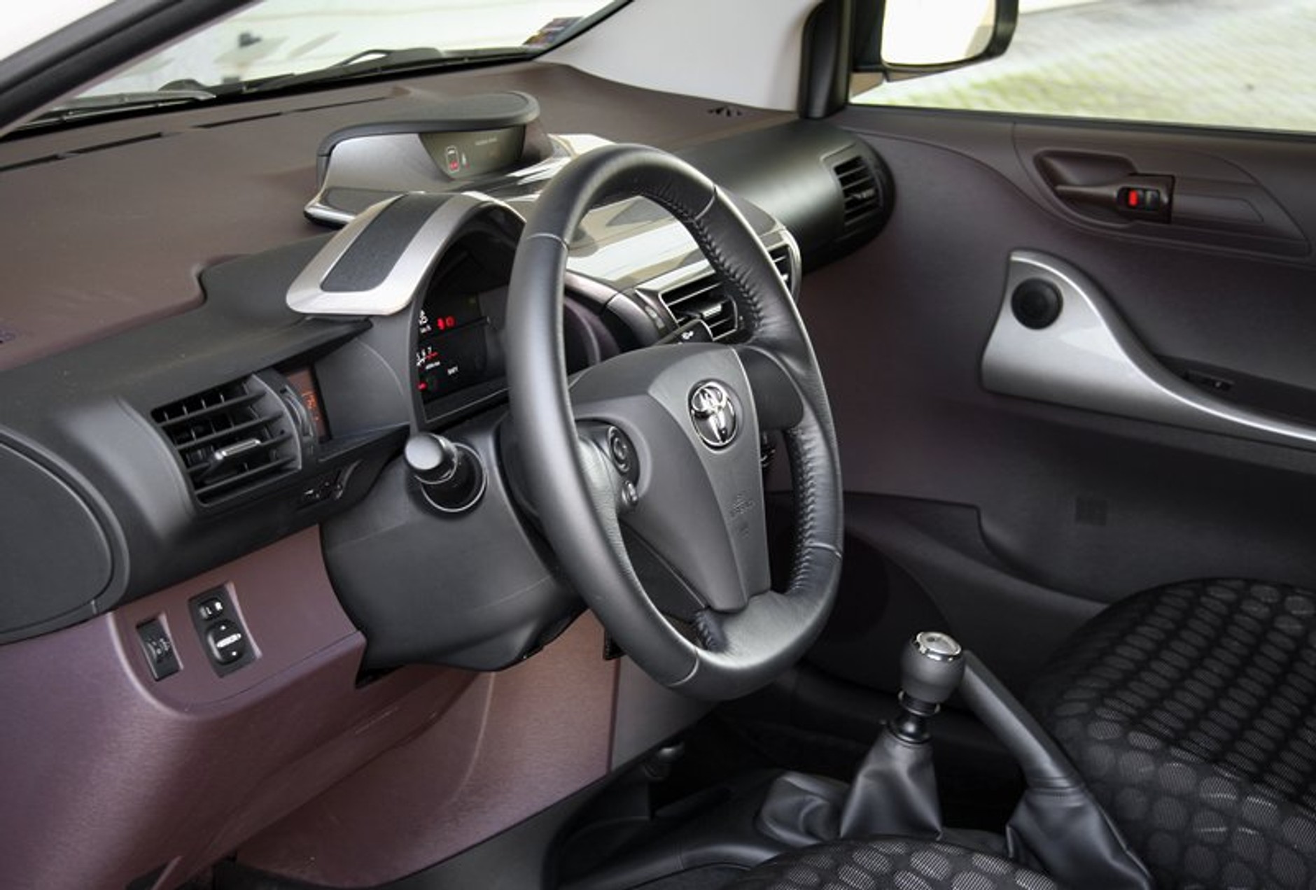 Test: Toyota iQ 1,0 (50 kW) – Má pod čepicí