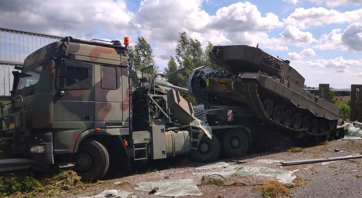 Laweta z czołgiem zrobiła demolkę na autostradzie. Wszystko przez oponę
