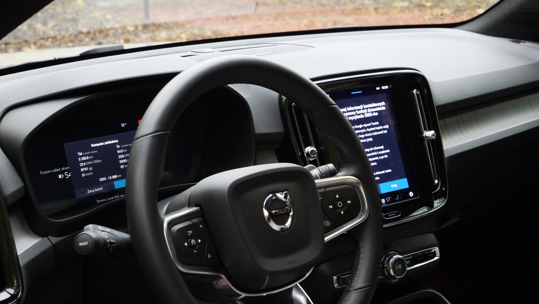 Elektryczne Volvo EX40 oraz EC40 są oparte na modelu XC40, który debiutował w 2017 roku. Design zdradza już wiek konstrukcji.