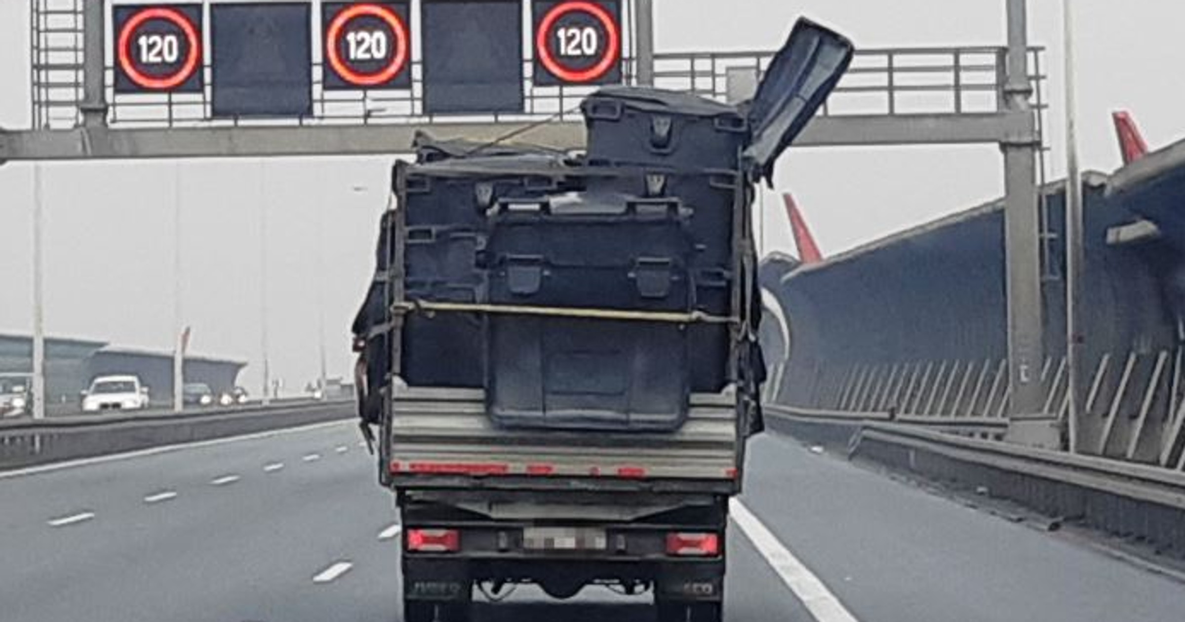 Źle zabezpieczone pojemniki zagrażały podczas transportu na S8