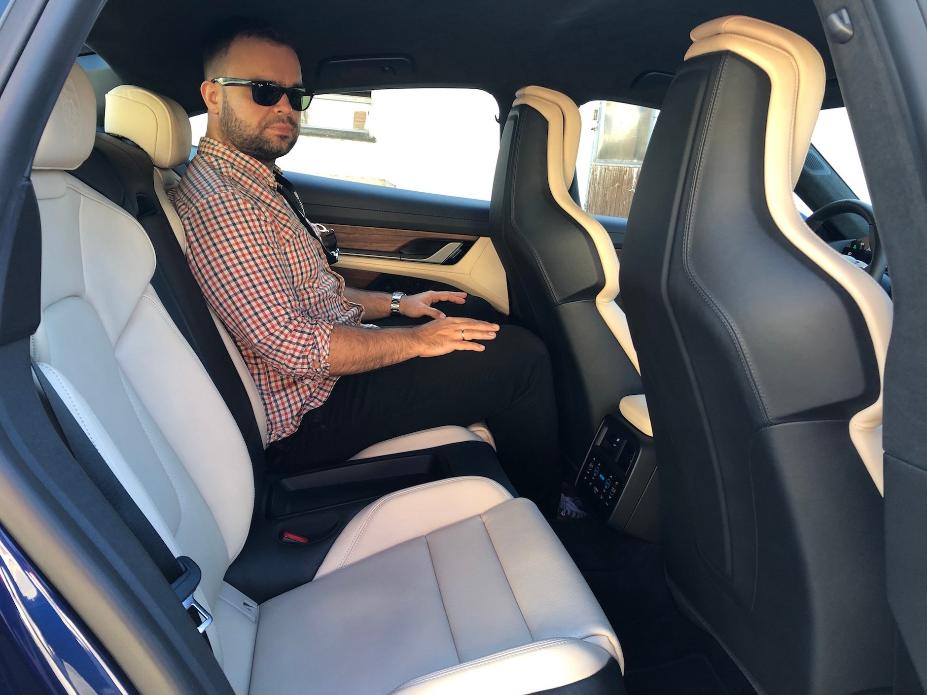 Tylna kanapa Porsche Taycana – ciasnawo!