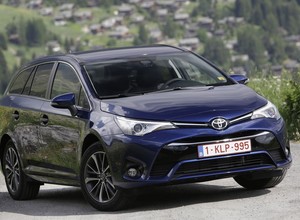 Toyota Avensis po liftingu - nie odstaje od konkurentów