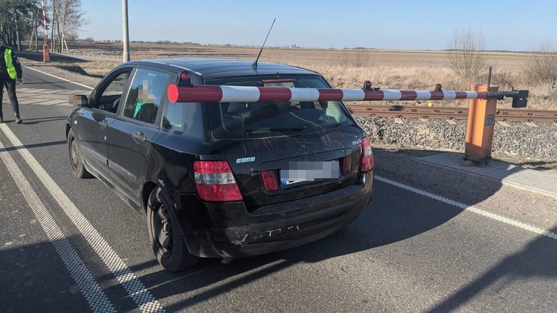 Utknęła na przejeździe