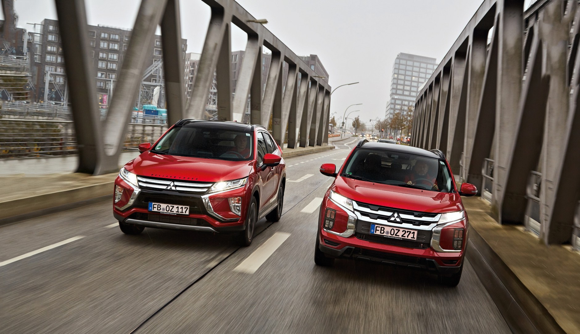 Porównanie 4 par SUV-ów: Mazda, Mitsubishi, Jeep i Volkswagen.