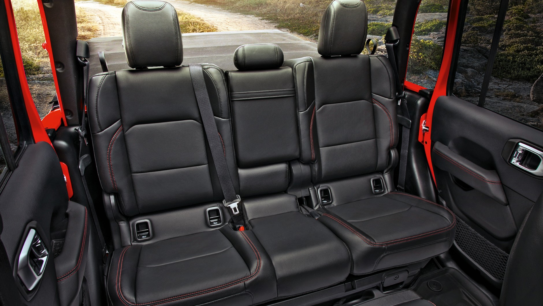 Jeep Gladiator ma – tak jak Jeep Wrangler Unlimited – 5-osobową kabinę