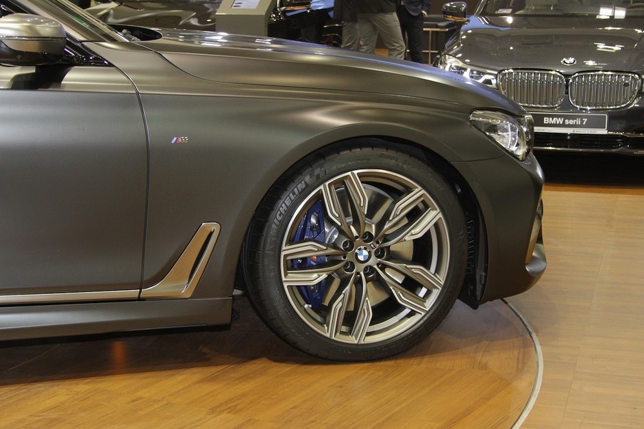 BMW M760Li na oponach Michelin