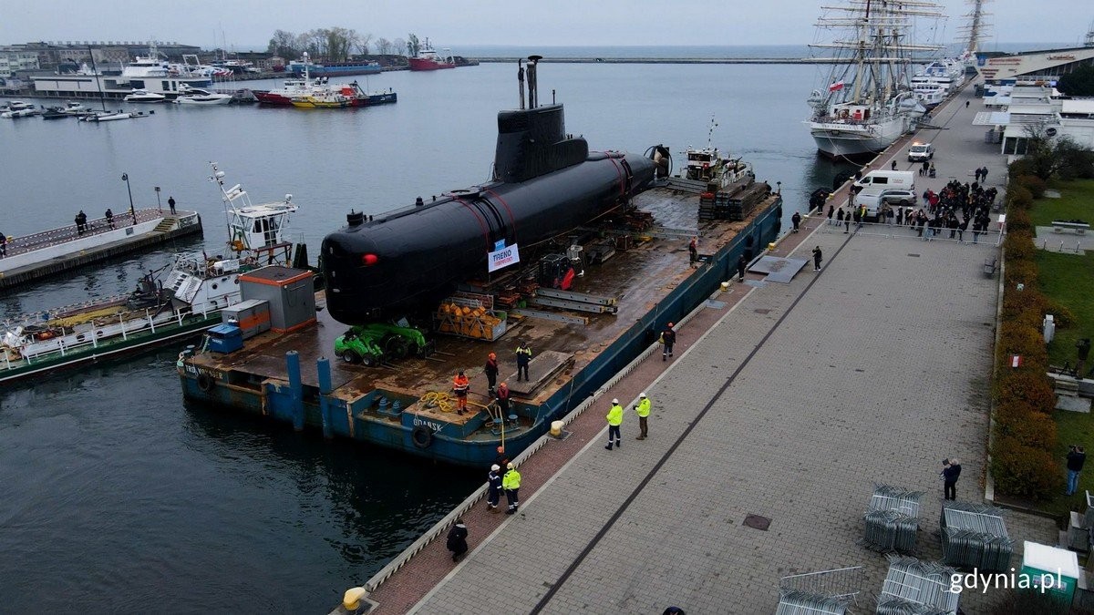 ORP Sokół podczas transportu do muzeum