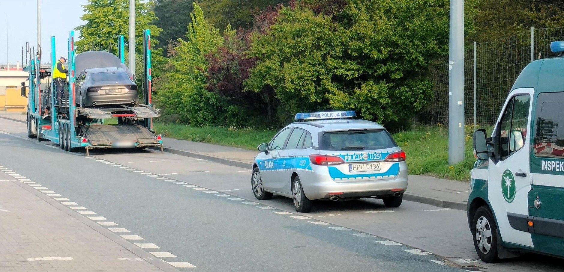 Przewóz dwóch pojazdów bez wypisu z licencji, z naruszeniem czasu pracy i bez delegowania kierowcy ujawnili konińscy inspektorzy na autostradzie A2