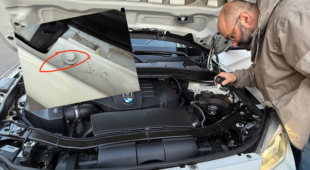 Wyraźne ślady odkręcania elementów blacharskich to jedne z wielu detali wskazujących na to, że BMW X1 ma za sobą naprawy blacharskie