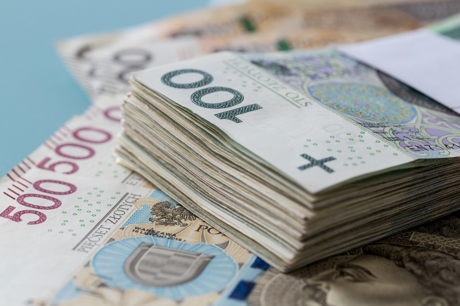 Aby uiścić gotówką karną opłatę za brak OC, trzeba przygotować pokaźny plik banknotów