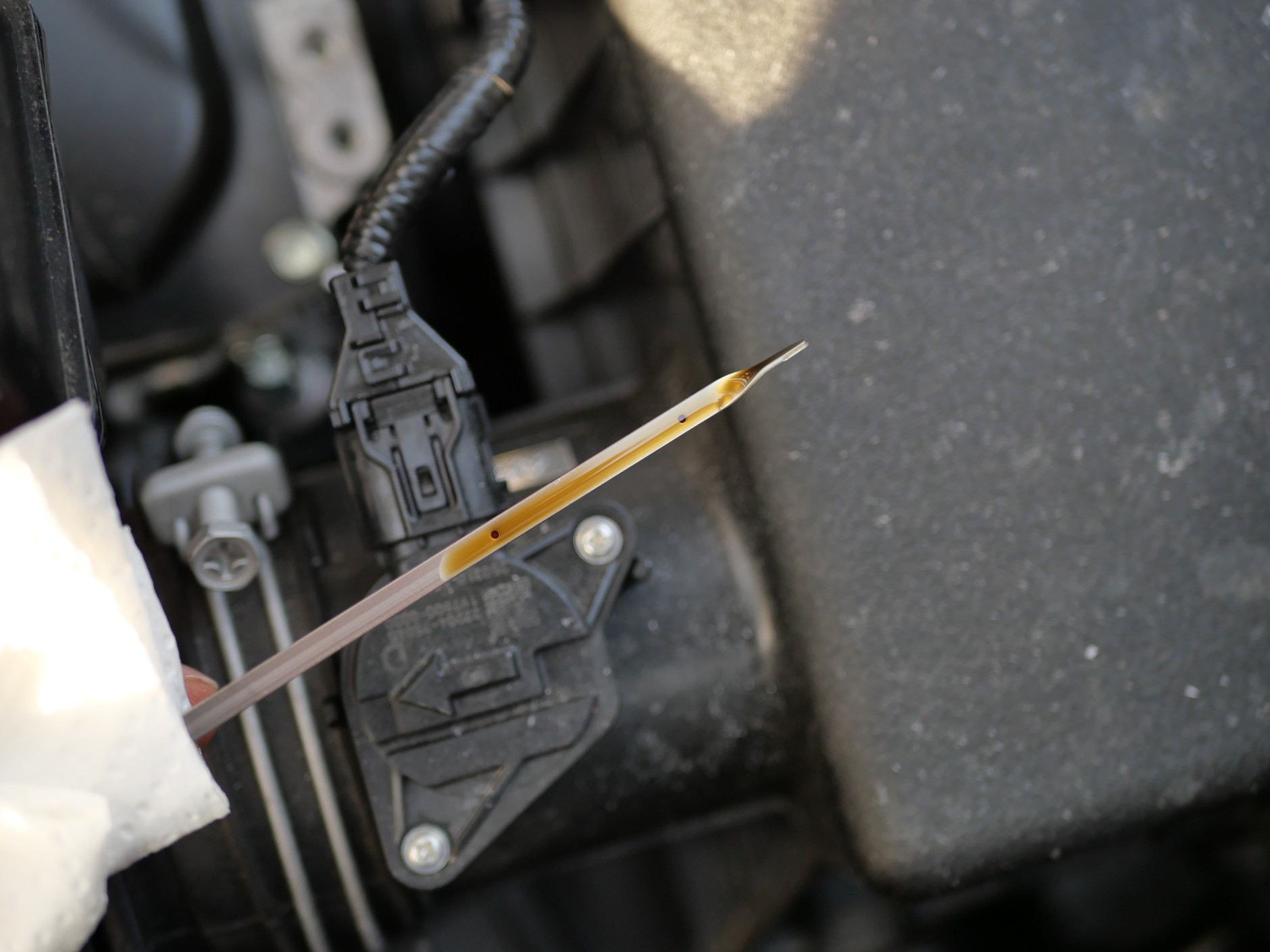 Zbyt wysoki poziom oleju w silniku samochodu hybrydowego: to może być wynik jazdy głównie po mieście