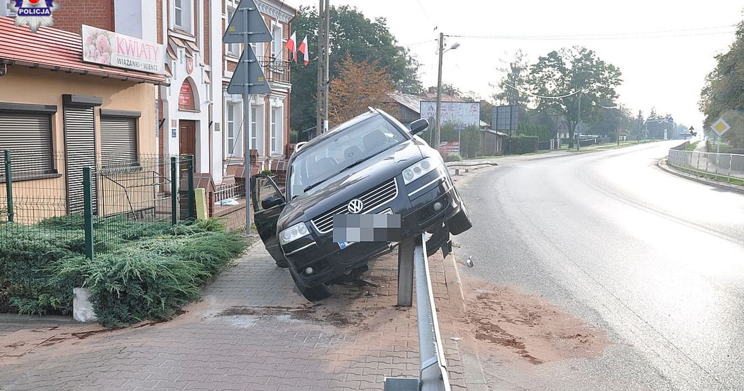 Zawiesił auto na barierze i poszedł na komisariat