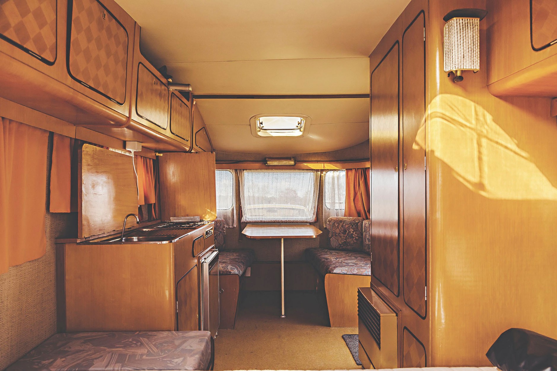 Volvo 142 DL - wakacje z przyczepką