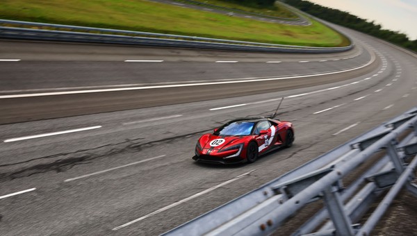 Nie Bugatti i nie Ferrari. To chińskie auto jest najszybszym seryjnym samochodem na świecie