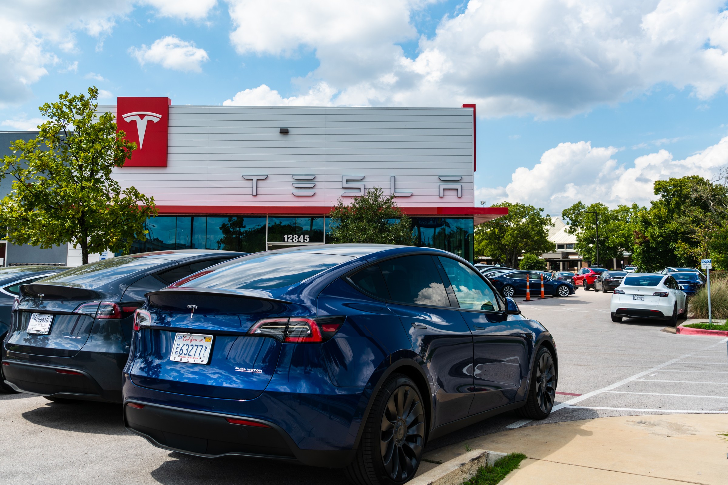"Autonomiczne" taksówki Tesli rozbijają się częściej niż auta prowadzone przez ludzi. Wyszło szydło z worka