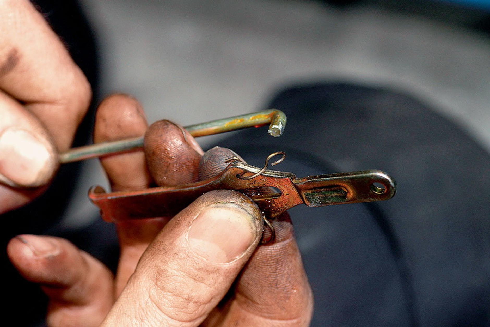 Jak naprawić centralny zamek? Jak dostać się do wnętrza drzwi?