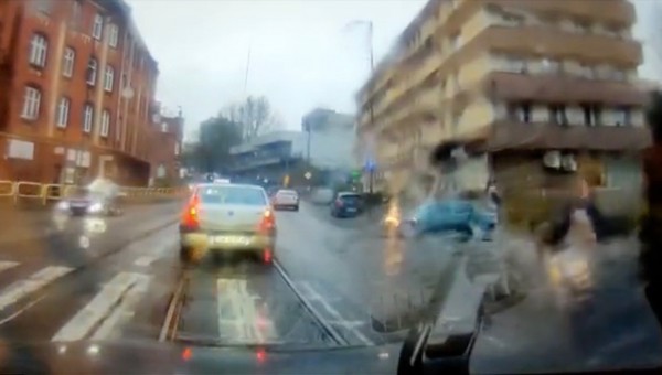 Nastolatka potrącona na pasach. Nic się nie stało, kierująca odjechała. Jak powinna się zachować?