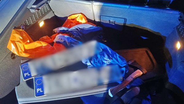 Sportowym audi uciekał przed policyjną Toyotą RAV4. Takiego finału się nie spodziewał
