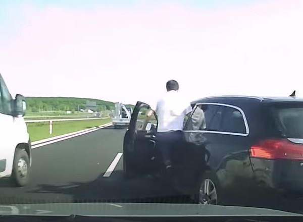 Kierowca gonił własne auto na ekspresówce [WIDEO]