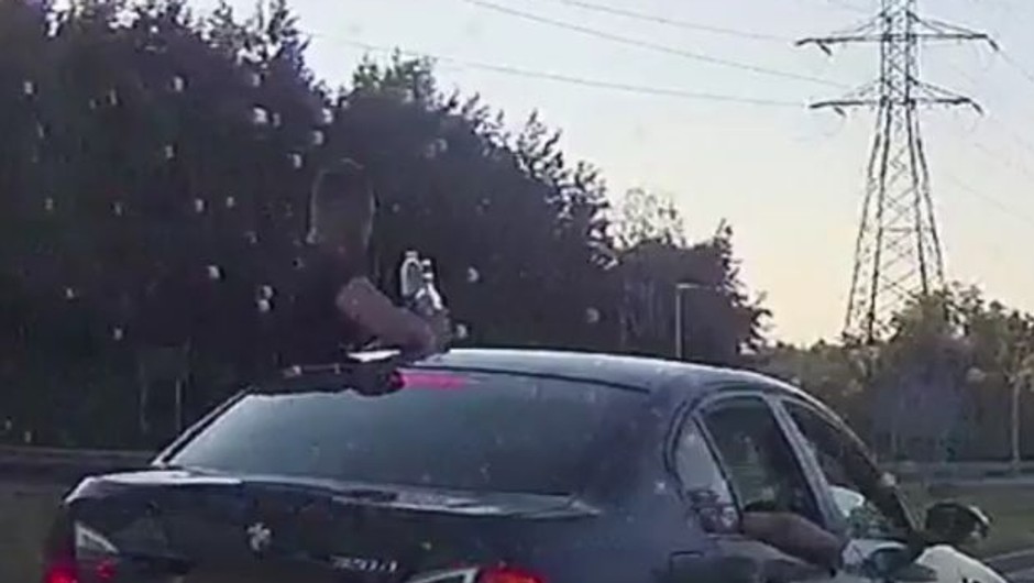 Pił alkohol na dachu BMW
