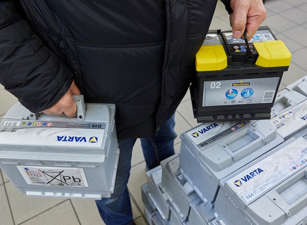 Przyszła zima, padają akumulatory. Na co zwrócić uwagę, kupując nowy?