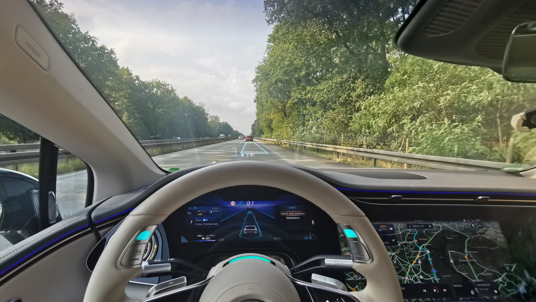Drive Pilot 95 wykorzystuje obecność innego pojazdu na pasie ruchu, którym jedziemy. Musi to być prawy pas autostrady