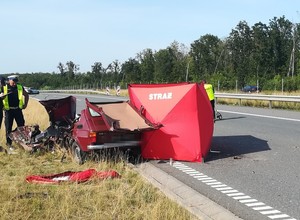 Jechał "maluchem" pod prąd ekspresówką. Skończyło się tragedią