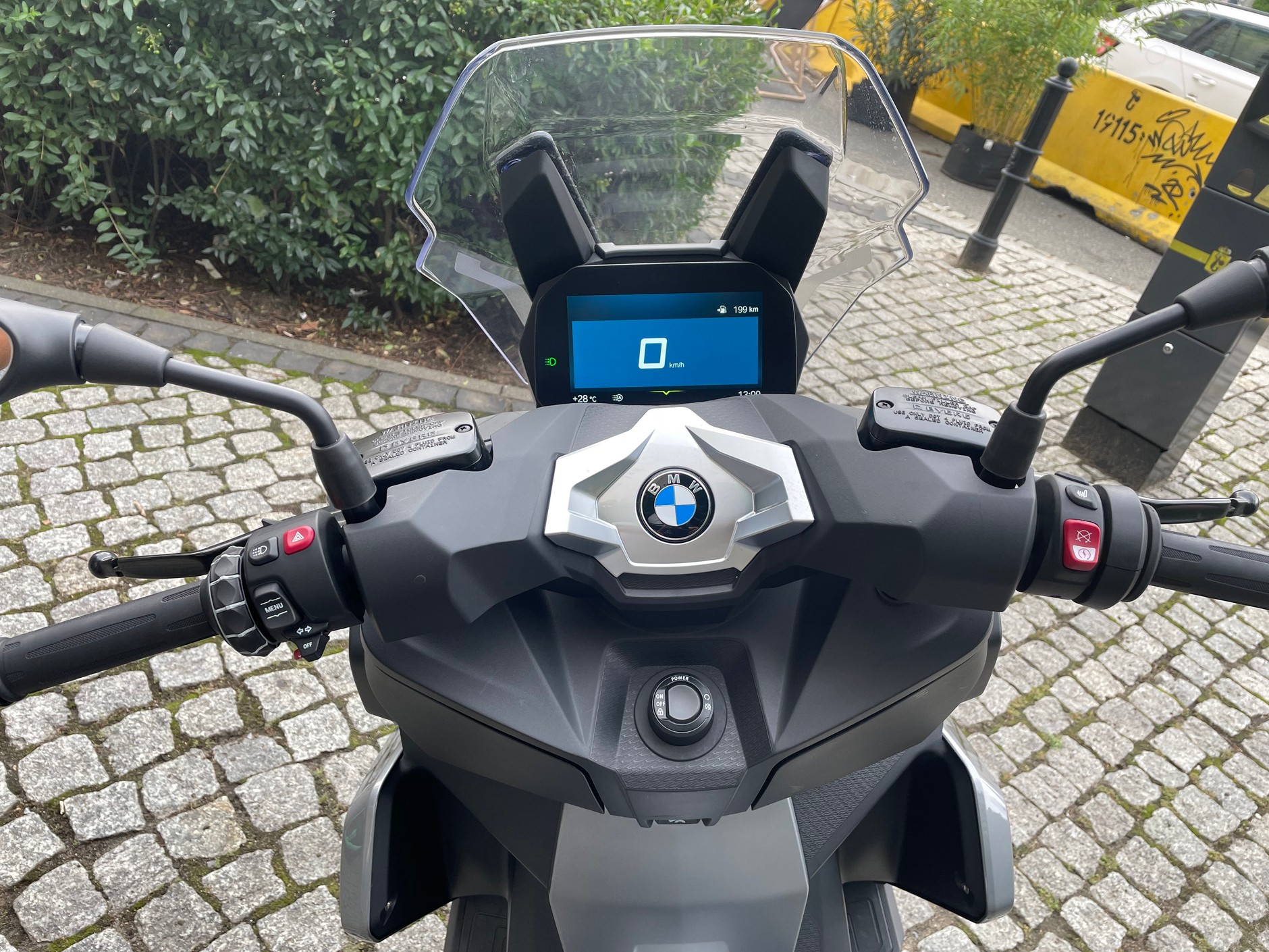 Elektryczny czy "normalny"? Sprawdziłem skutery BMW C 400 X i BMW CE 04