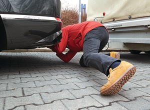 Jazda z ciężką przyczepą – kiedy ryzykujesz 30 tys. złotych i zakaz prowadzenia pojazdów?