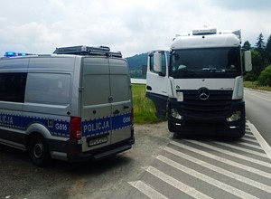Policjanci zatrzymali tira. Kierowca był tak pijany, że wypadł z kabiny