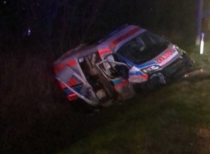 Karetka na sygnale zderzyła się z peugeotem. Zginął ratownik medyczny