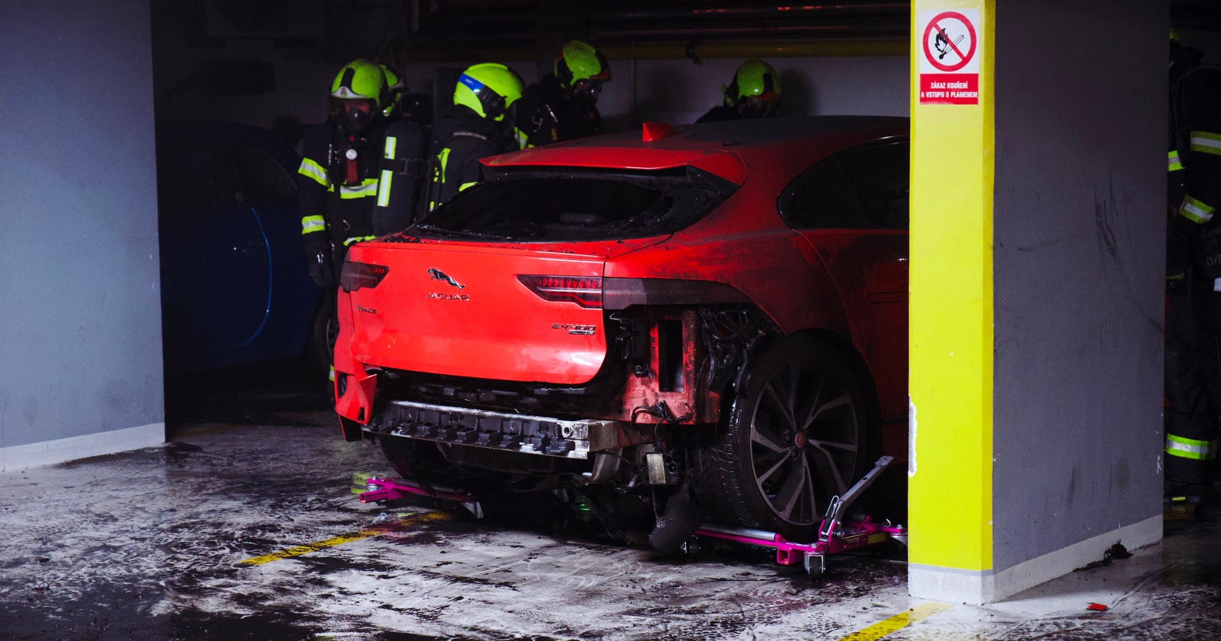Elektryczny Jaguar ugaszony w czeskim garażu podziemnym