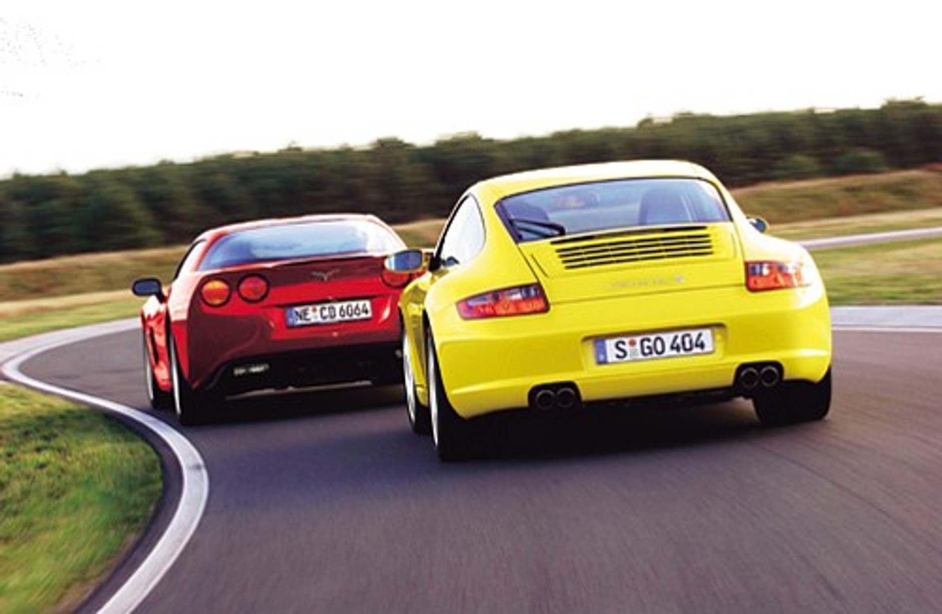 Chevrolet Corvette vs. Porshe Carrera 911 - Diabelsko wściekłe bolidy